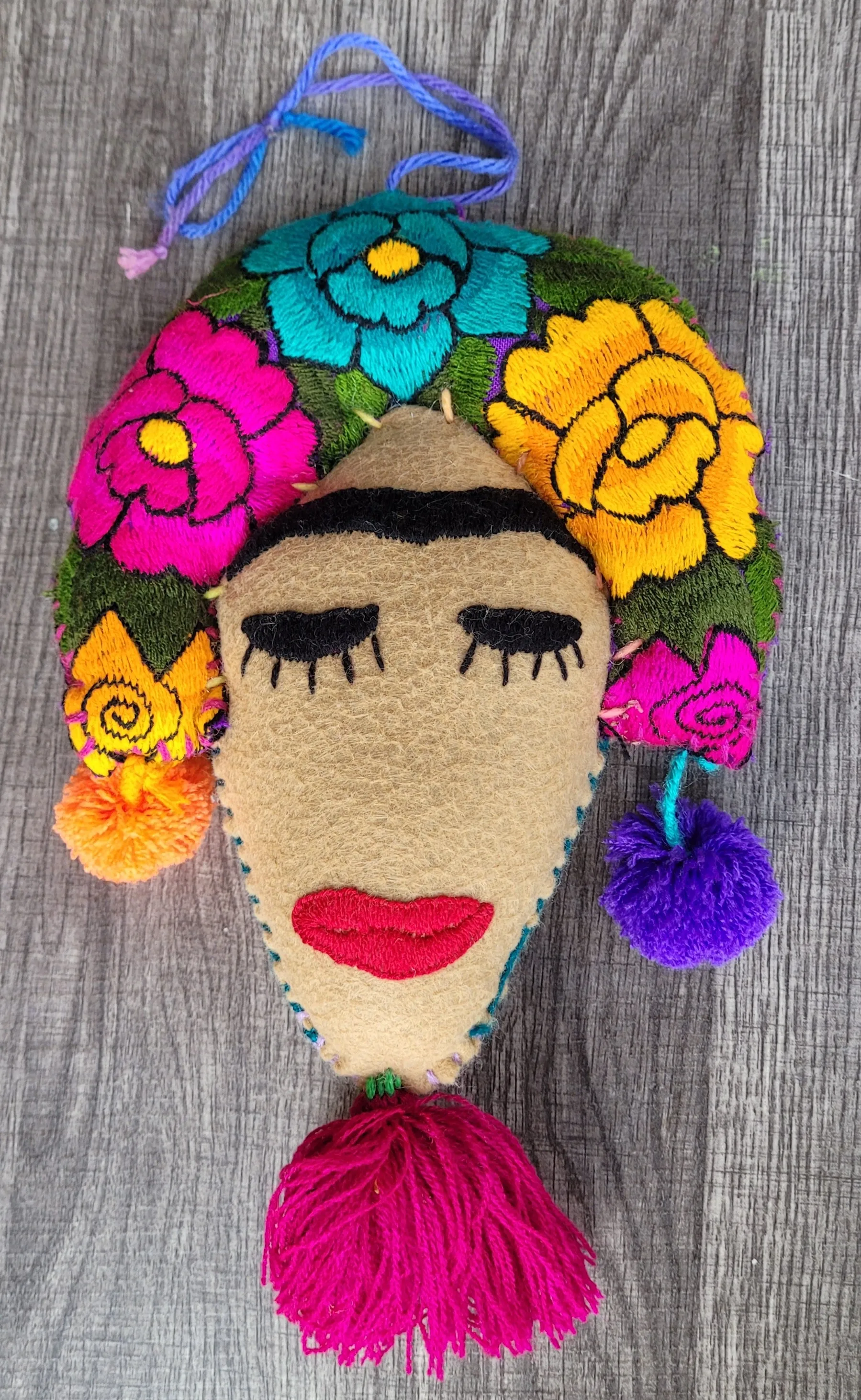 Frida face tassel