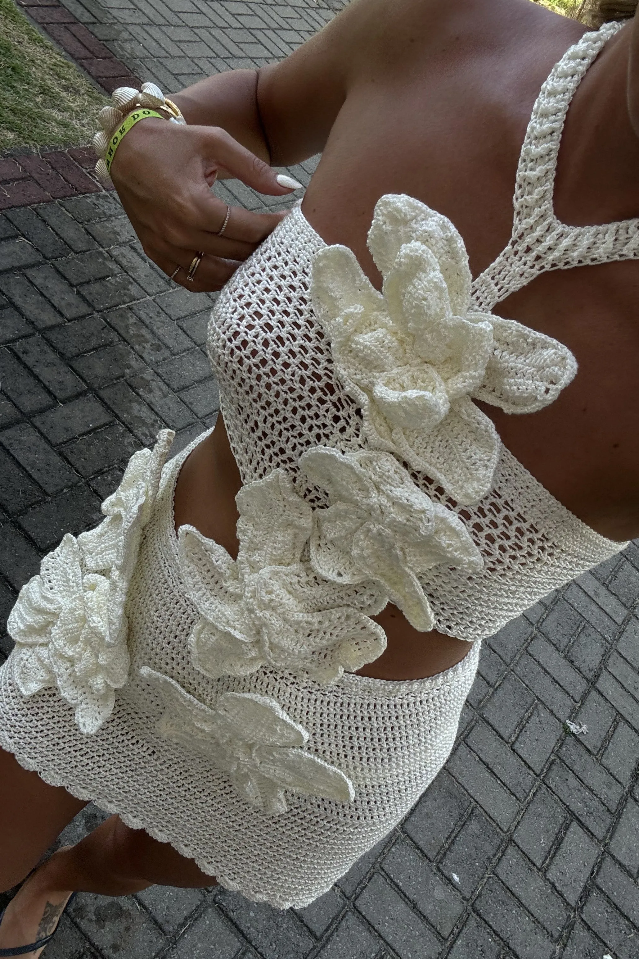 VESTIDO ARTESANAL BRANCO FLORES EM TRICOT